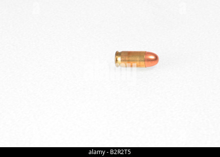 Eine Kugel auf einem weißen Hintergrund.  Eine Beschleunigung Bullet-Darstellung. Stockfoto
