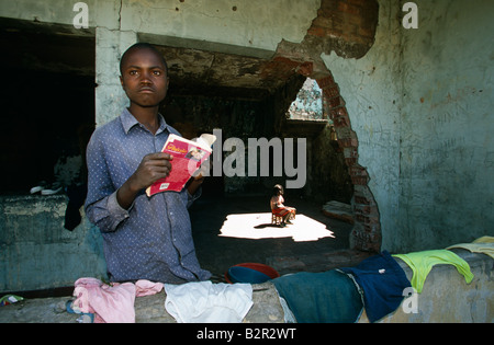 Obdachlose Kinder Zuflucht nehmen in zerstörten Gebäude, Südafrika Stockfoto