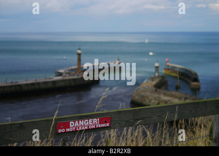 Gefahr stützen sich nicht auf Zaun-Warnschild Whitby North Yorkshire Vereinigtes Königreich Stockfoto