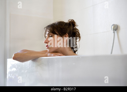 Frau im Bad, geschlossenen Augen entspannt Stockfoto