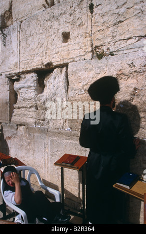 Ein orthodoxer Jude an der Klagemauer in Jerusalem. Stockfoto