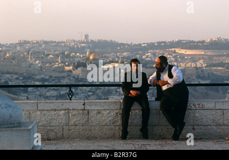 Jüdische Männer, die mit Jerusalem Stadtbild Kulisse, Israel, Naher Osten Stockfoto