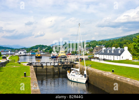 Eine Yacht ist Norden durch Schleusen des Caledonian Canal bei Corpach voran. Stockfoto