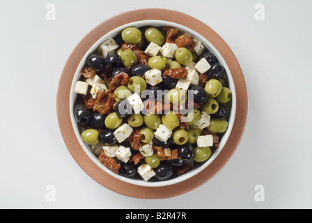 Oliven mit Feta und Sonne getrockneten Tomaten Stockfoto