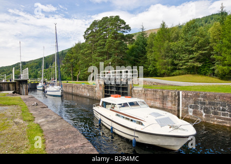 In nördlicher Richtung Motor und Piksee Schiffe sind die kaledonischen Kanal-Schleusen am Gairlochy in der Nähe von Spean Bridge in Schottland verlassen. Stockfoto