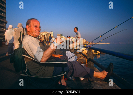 Mann angeln von der Küstenpromenade, Beirut, Libanon, Naher Osten Stockfoto