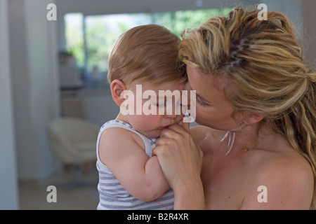 Mutter-Konsolen-baby Stockfoto