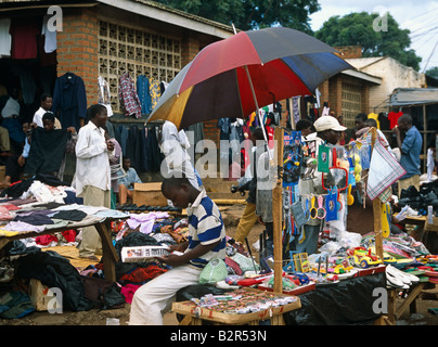 Dorfbewohner und Hausierer in ländlichen Markt, Malawi Stockfoto