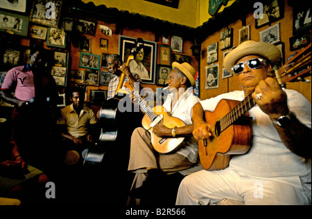 Band der älteren Männer, die Wiedergabe von Musik in Casa De La Trova, eine Bar in Santiago auf Kuba Stockfoto