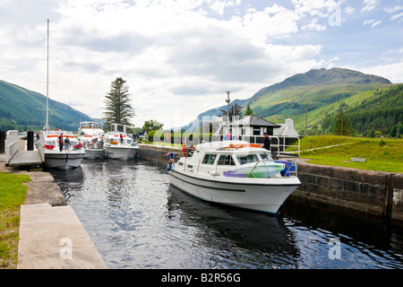 Schiffe sind dabei die Laggan Locks auf ihrem Weg nach Norden in Richtung Loch Oich verlassen. Stockfoto