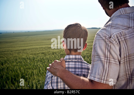 Vater und Sohn im Weizenfeld Stockfoto