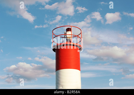 Historischer Leuchtturm unter dramatischen Wolkenhimmel am Humber Bay Park West aus See Ontairo in Toronto Stockfoto