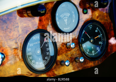 Hölzerne Dash in einem Vintage-Bentley-Motorwagen Stockfoto