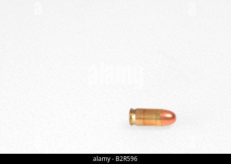 Eine Kugel auf einem weißen Hintergrund.  Eine Beschleunigung Bullet-Darstellung. Stockfoto