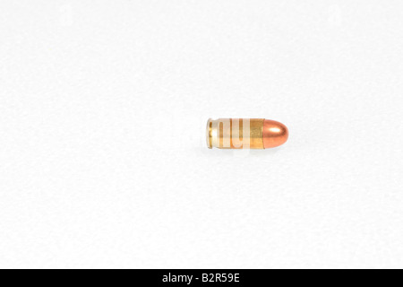 Eine Kugel auf einem weißen Hintergrund.  Eine Beschleunigung Bullet-Darstellung. Stockfoto