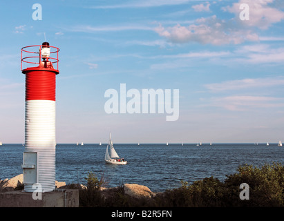 Historischer Leuchtturm unter dramatischen Wolkenhimmel am Humber Bay Park West aus See Ontairo in Toronto Stockfoto