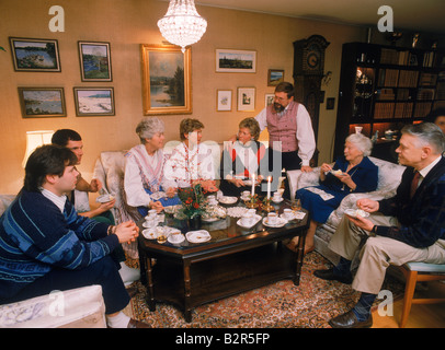 Familie, Essen, Kaffee und Gespräch in Cleaners typische Wohnung in Stockholm Stockfoto