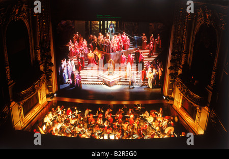 Orchester mit darstellenden Künstlern auf der Bühne am Royal Opera House Stockholm Stockfoto