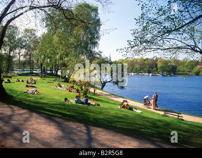 Familien und Besucher auf dem Rasen teilen romantischen Sommer picknicken und Sonnenbaden auf Djurgården in Stockholm Stockfoto