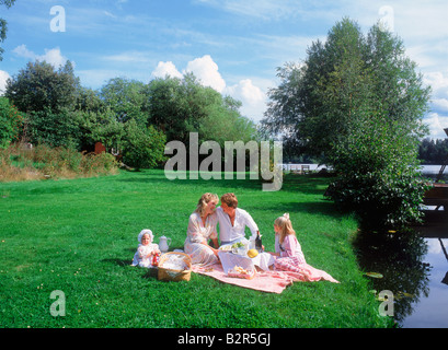 Familie von vier mit Sommer Picknick in der Nähe von See auf Wiese in Schweden Stockfoto