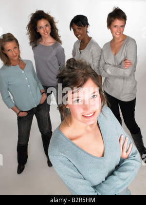 Porträt einer Frau, die Gruppe hinter Stockfoto