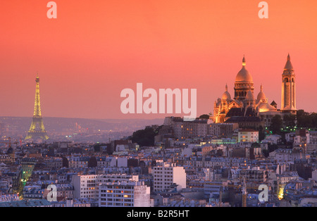 Sacre-Coeur und Eiffelturm Paris Skyline in der Abenddämmerung Stockfoto