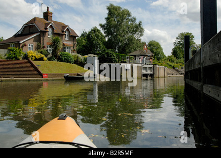 Kajak, Eingabe von Old Windsor Lock mit Lockeepers Hütte und portage Treppen, Themse, Berkshire, England Stockfoto