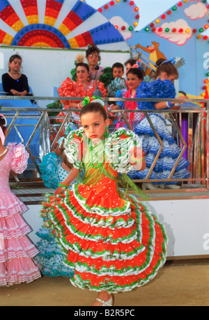 Junge Mädchen tanzen im bunten Kleid beim Festival der Feria De Sevilla in Sevilla Spanien Stockfoto