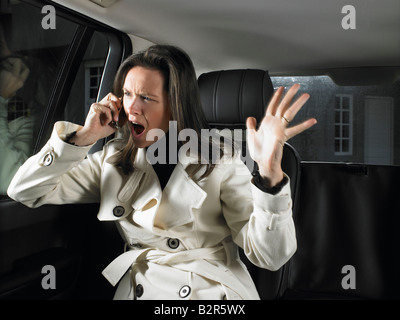 Frau im Auto, auf dem Handy Stockfoto