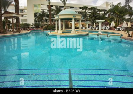 Runde Pavillon dekorative Pool mit kristallklarem Wasser im Hof der Liebe hotel Stockfoto