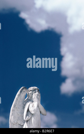 Weiße Skulptur eines Engels mit seinen Händen auf seinem Gesicht blickte zu den Himmeln, auf einem Grabstein in Kuba Stockfoto