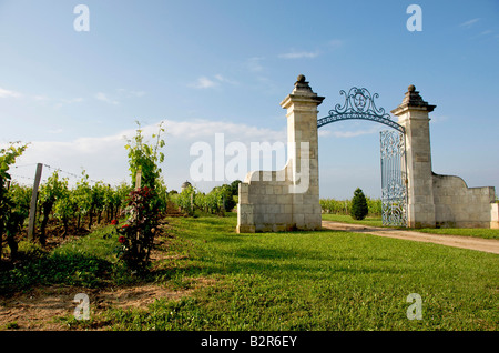 Eingang des Schlosses Balestard La Tonnelle. Saint-Emilion Weinberg, Gironde, Frankreich, Europa Stockfoto