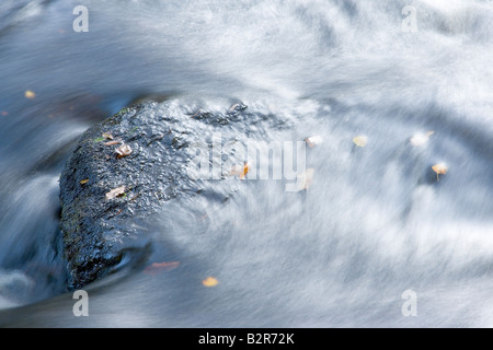 Wirbelnden Wasser auf dem Fluß Goyt im Goyt Tal im Peak District in Derbyshire Stockfoto