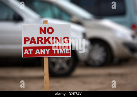 Autos Parken hinter ein Parkverbot an Zeit Anzeichen auf Benone Strand an einem regnerischen nassen Sommern Tag Grafschaft Londonderry Derry Stockfoto