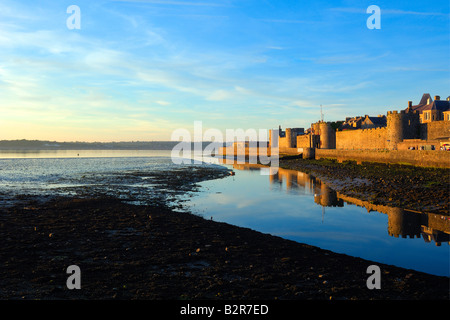 Die Außenwände des Caernarfon Castle an der Küste von North Wales in den späten Abend Sonnenschein Stockfoto