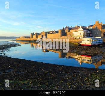 Die Außenwände des Caernarfon Castle an der Küste von North Wales in den späten Abend Sonnenschein Stockfoto