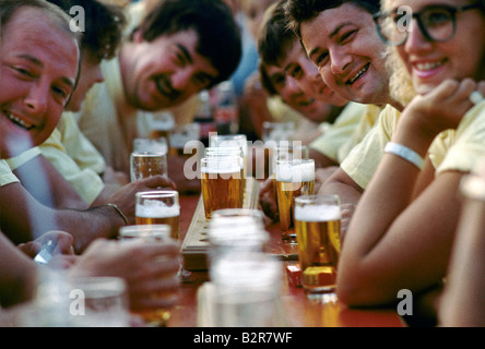 Luxemburg am Fuß Tabelle Bier Trinker Dillingham Wochenende Grillen im Bierli club Stockfoto