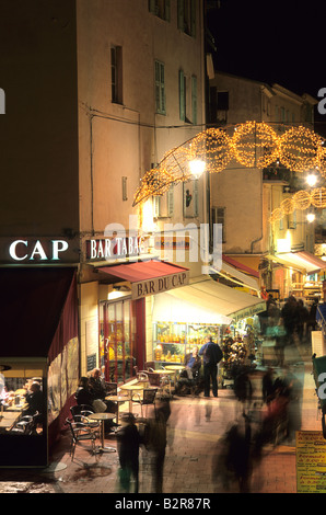 Beleuchtete Straße von Menton Alpes-Maritimes 06 Cote d ' Azur Côte d ' Azur Paca Frankreich Europa Stockfoto