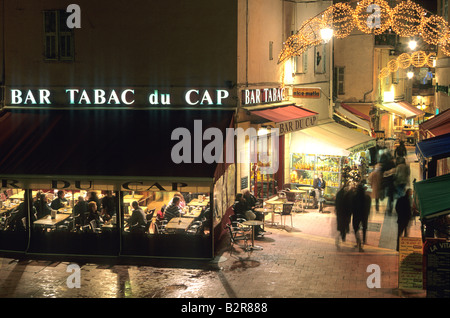 Beleuchtete Straße von Menton Alpes-Maritimes 06 Cote d ' Azur Côte d ' Azur Paca Frankreich Europa Stockfoto