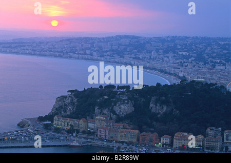 Winter-Sonnenuntergang über der Bucht von Nizza Stadt Alpes-Maritimes 06 Cote d ' Azur Côte d ' Azur Paca Frankreich Europa Stockfoto