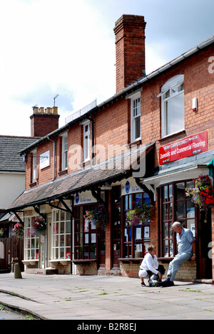 Geschäfte in Barnt Green Village Center, Worcestershire, England, UK Stockfoto