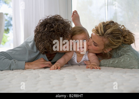 Eltern küssen Babys Gesicht Porträt Stockfoto