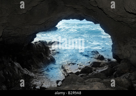 Blick auf das Meer von in einer Höhle Stockfoto