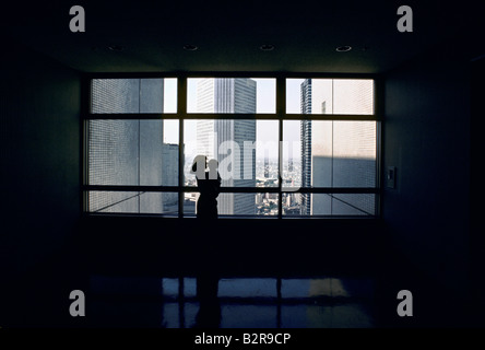 Tokyo japan eine Mutter und ihr Kind genießen Sie Luftbilder von Tokio aus dem Zuschauerraum im 42. Stock des Gebäudes sumitomo Stockfoto