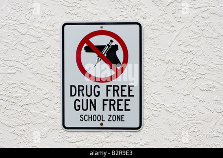 Schusswaffe und Drogenfreie Schulzone Schild mit Schusswaffe und Nadel im roten Kreis und über Handfeuerwaffe schlagen Stockfoto