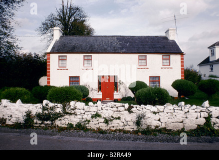 weiß gewaschene Hütte mit roten Tür Mauerwerk Detail co Galway Irland, Irland Stockfoto