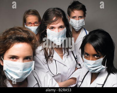 Gruppe von jungen Ärzten tragen Masken Stockfoto