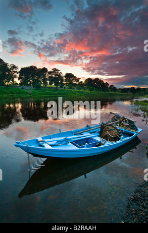 Eine traditionelle Lachs Fischerboot (entgeisterung) auf dem Fluss Tweed Stockfoto