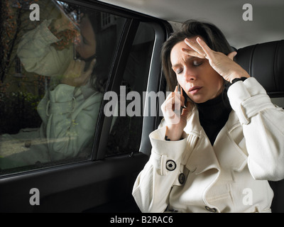 Frau im Auto, auf dem Handy Stockfoto