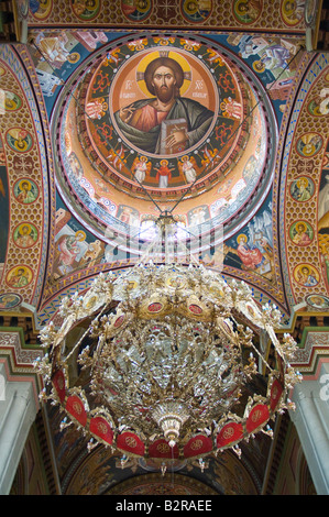 Heraklion, Heraklion, Kreta. Griechenland. Orthodoxe Kathedrale Agios Minas. Innenraum. Deckengemälde und Kuppel. Chandellier Stockfoto